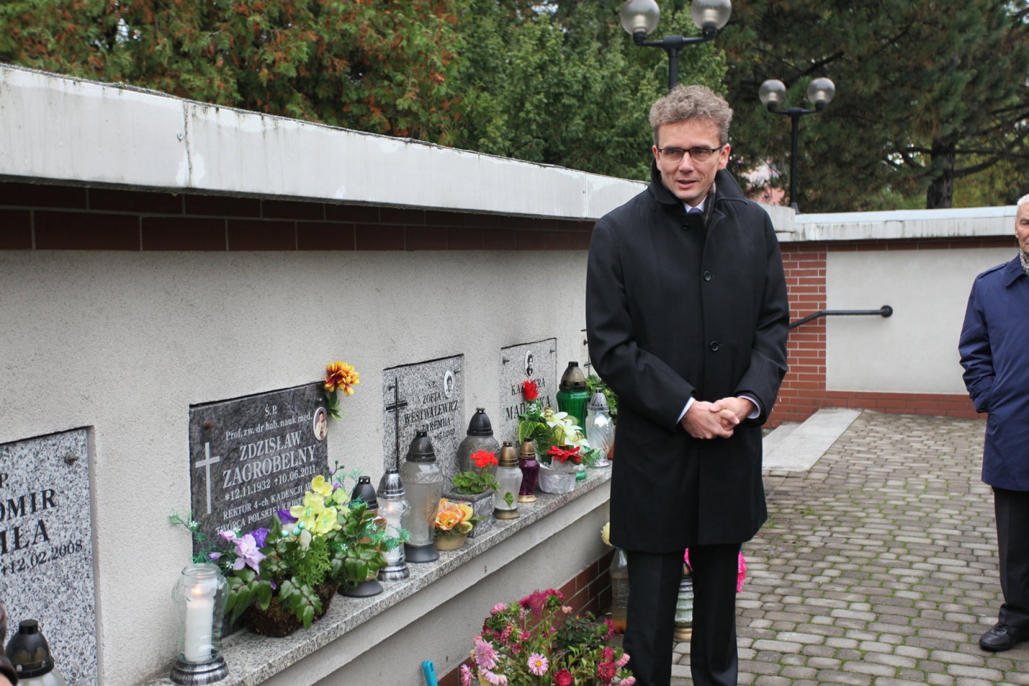 Złożenie kwiatów na grobach prof. Andrzeja Klisieckiego i prof. Zdzisława Zagrobelnego