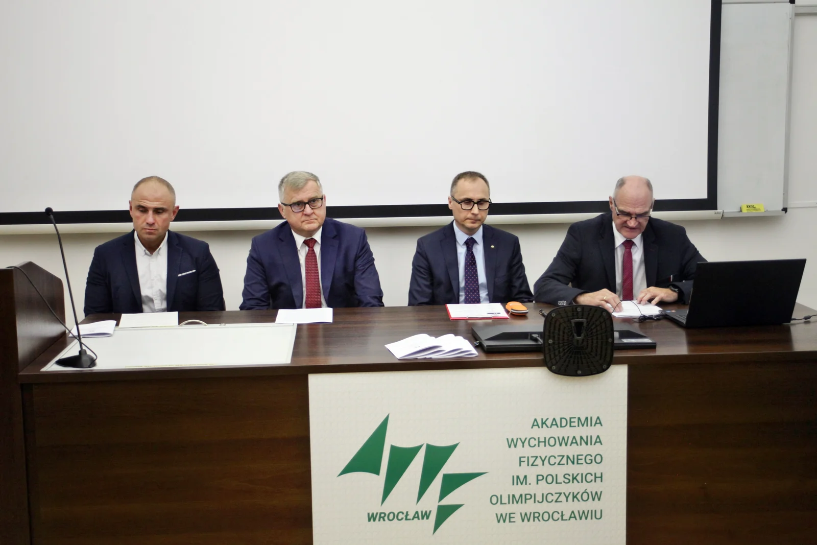 Fot. Adam Stępień - Obrona doktoratu pierwszego absolwenta Szkoły Doktorskiej Michała Zacharko