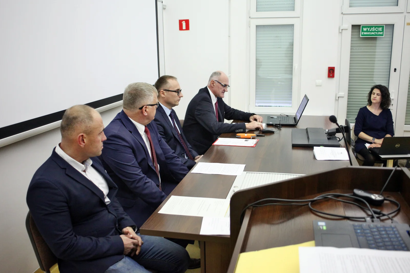 Fot. Adam Stępień - Obrona doktoratu pierwszego absolwenta Szkoły Doktorskiej Michała Zacharko