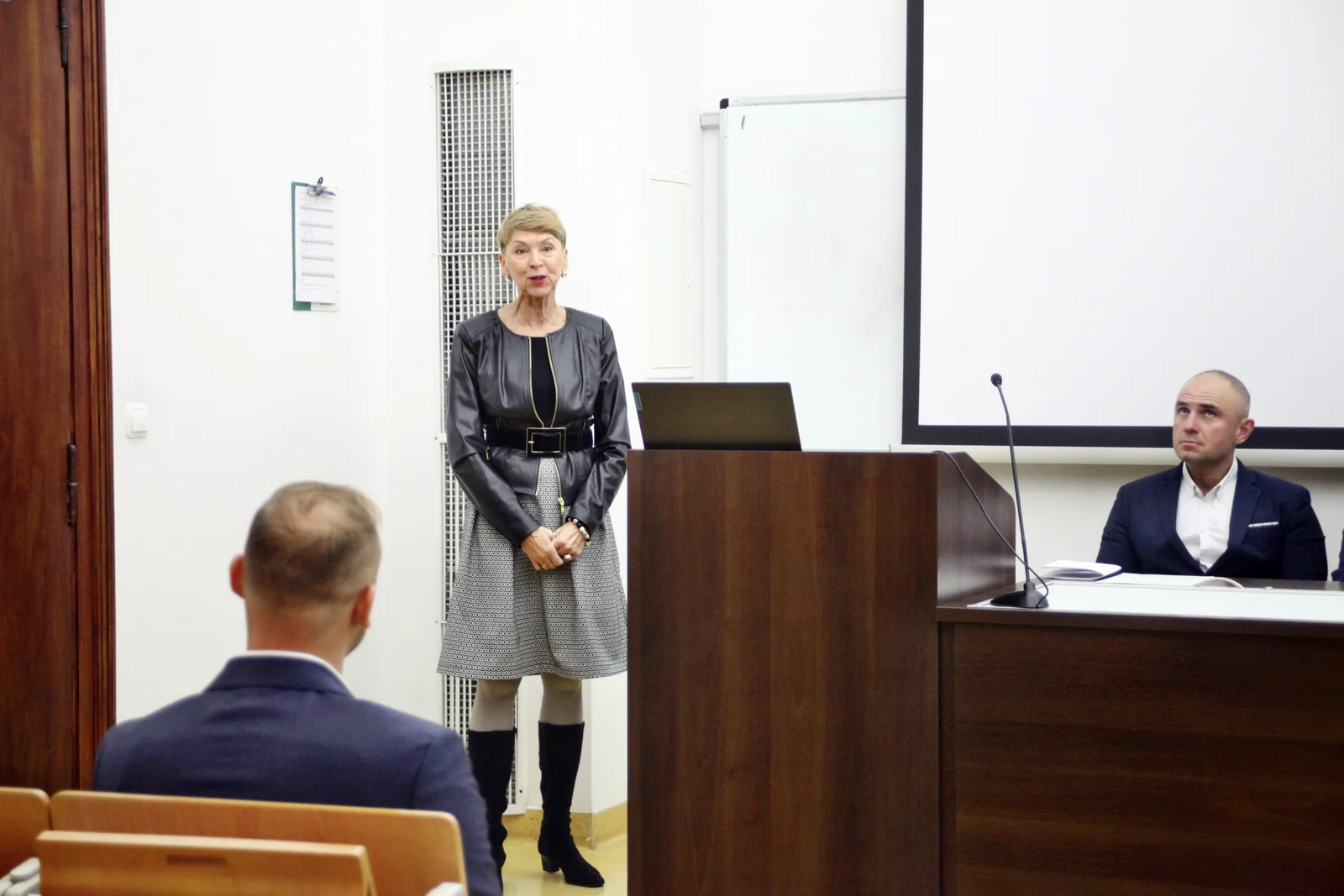 Fot. Adam Stępień - Obrona doktoratu pierwszego absolwenta Szkoły Doktorskiej Michała Zacharko