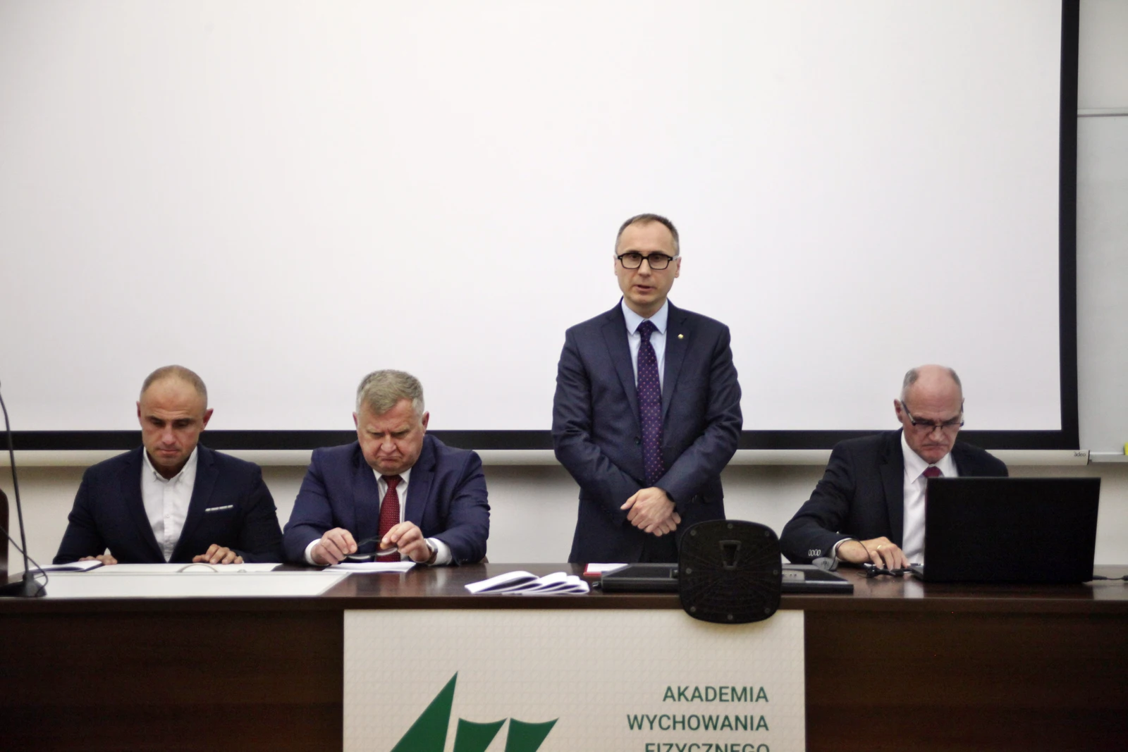 Fot. Adam Stępień - Obrona doktoratu pierwszego absolwenta Szkoły Doktorskiej Michała Zacharko