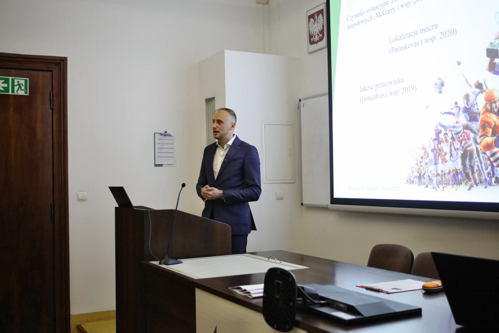 Fot. Adam Stępień - Obrona doktoratu pierwszego absolwenta Szkoły Doktorskiej Michała Zacharko