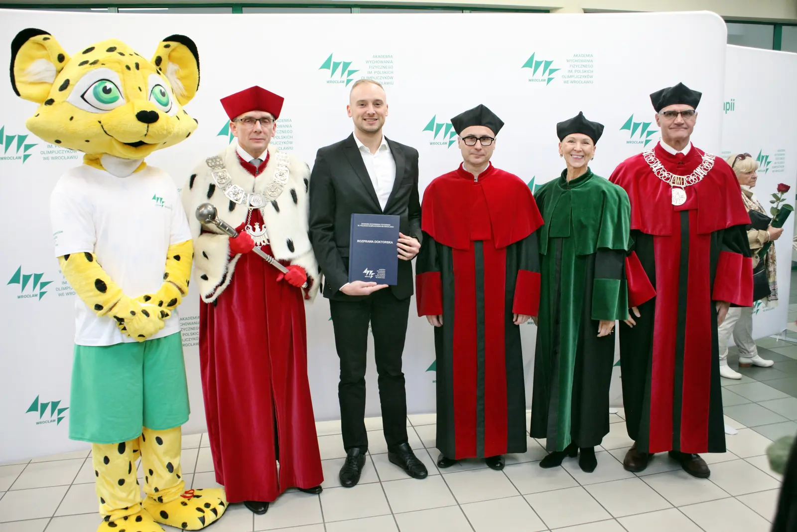 Fot. Adam Stępień - Obrona doktoratu pierwszego absolwenta Szkoły Doktorskiej Michała Zacharko