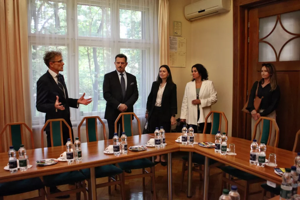 Fot. Adam Stępień - Klucze uczelni w nowych rękach 