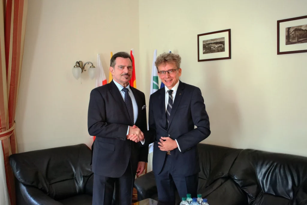 Fot. Adam Stępień - Klucze uczelni w nowych rękach 