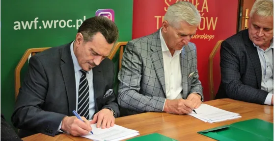 Fot. Adam Stępień - Umowa o współpracy pomiędzy AWF Wrocław a DZPN w sprawie kształcenia trenerów z licencją UEFA