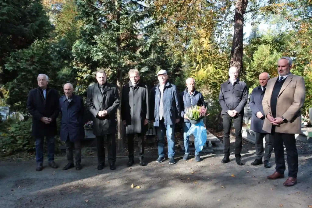 Fot. Adam Stępień - Złożenie kwiatów na grobach prof. Andrzeja Klisieckiego i prof. Zdzisława Zagrobelnego