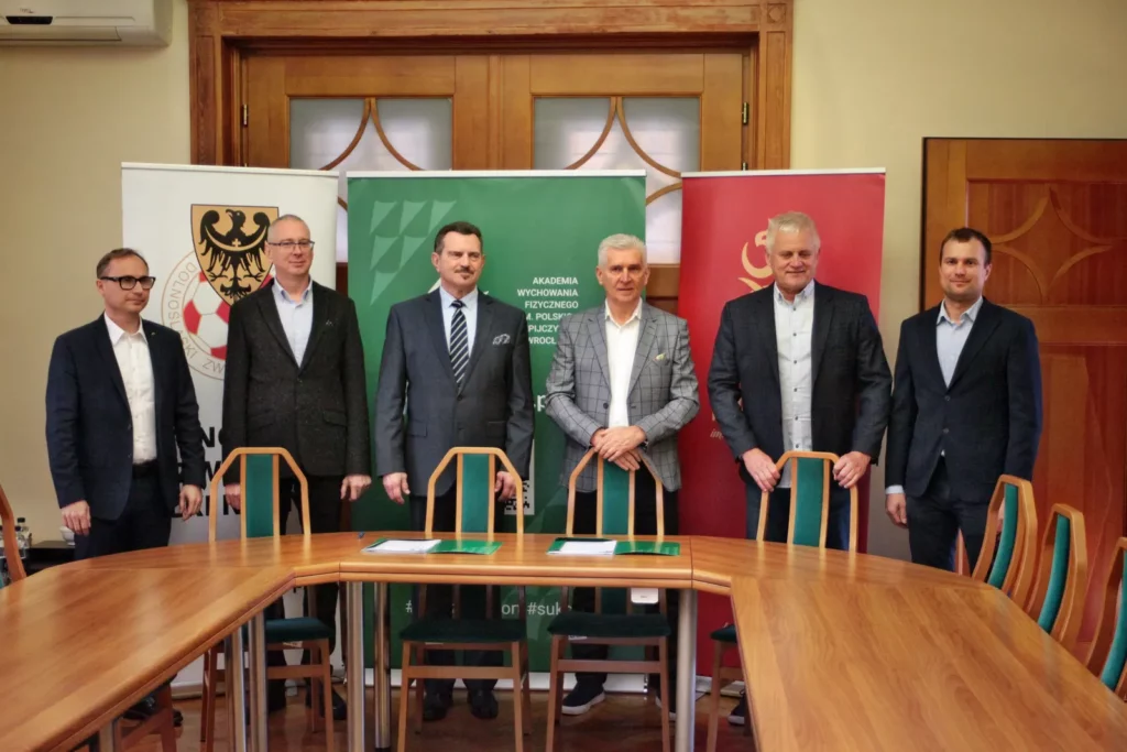 Fot. Adam Stępień - Umowa o współpracy pomiędzy AWF Wrocław a DZPN w sprawie kształcenia trenerów z licencją UEFA