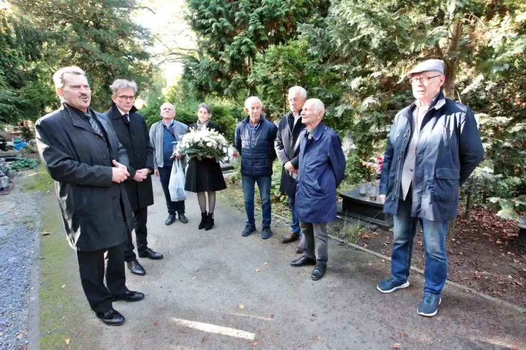 Fot. Adam Stępień - Złożenie kwiatów na grobach prof. Andrzeja Klisieckiego i prof. Zdzisława Zagrobelnego