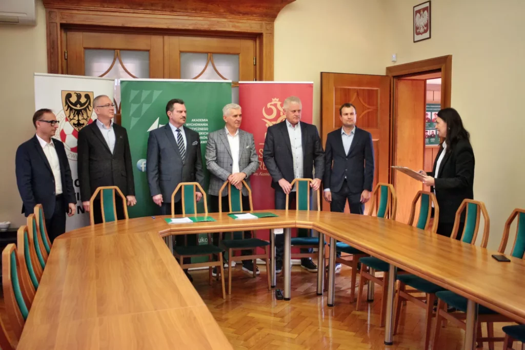 Fot. Adam Stępień - Umowa o współpracy pomiędzy AWF Wrocław a DZPN w sprawie kształcenia trenerów z licencją UEFA