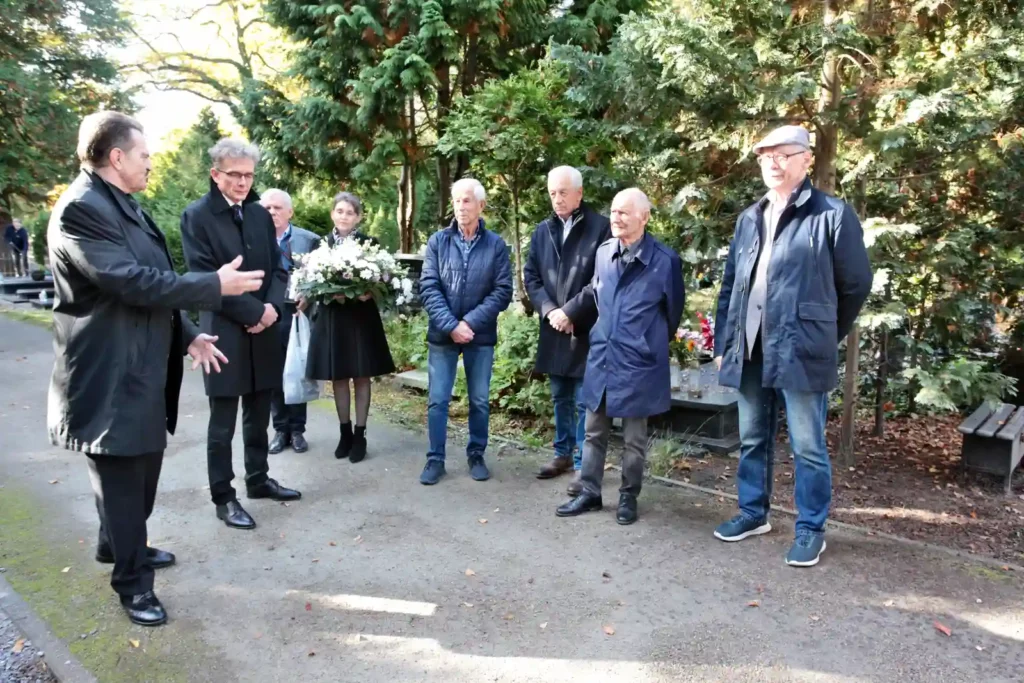 Fot. Adam Stępień - Złożenie kwiatów na grobach prof. Andrzeja Klisieckiego i prof. Zdzisława Zagrobelnego