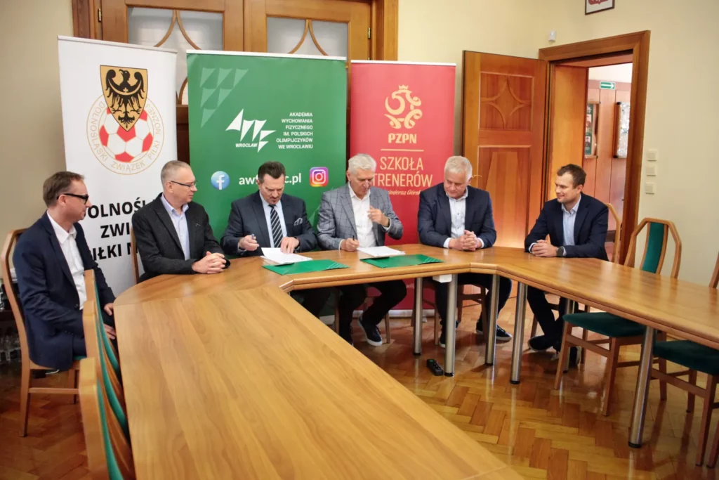Fot. Adam Stępień - Umowa o współpracy pomiędzy AWF Wrocław a DZPN w sprawie kształcenia trenerów z licencją UEFA