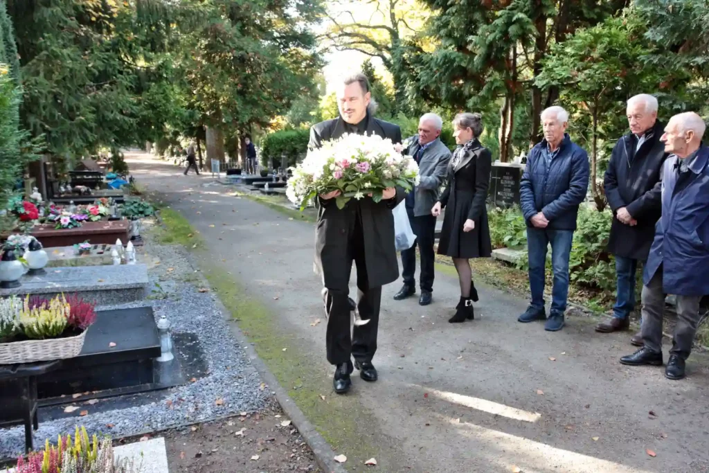 Fot. Adam Stępień - Złożenie kwiatów na grobach prof. Andrzeja Klisieckiego i prof. Zdzisława Zagrobelnego