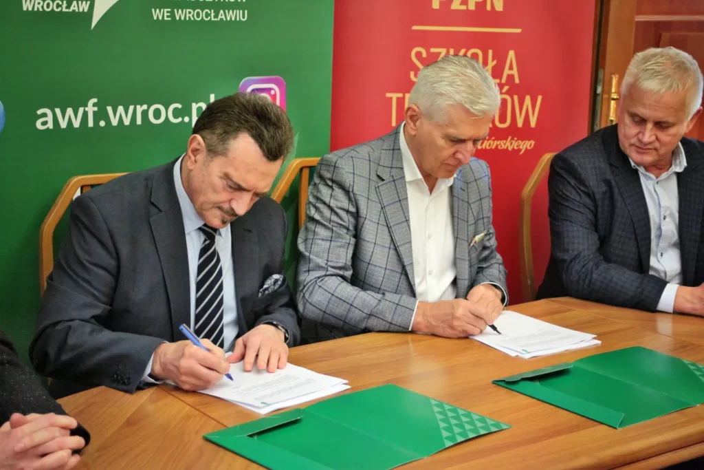 Fot. Adam Stępień - Umowa o współpracy pomiędzy AWF Wrocław a DZPN w sprawie kształcenia trenerów z licencją UEFA