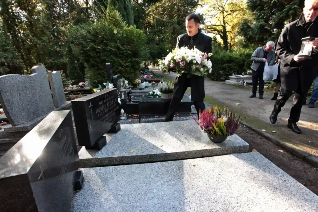 Fot. Adam Stępień - Złożenie kwiatów na grobach prof. Andrzeja Klisieckiego i prof. Zdzisława Zagrobelnego