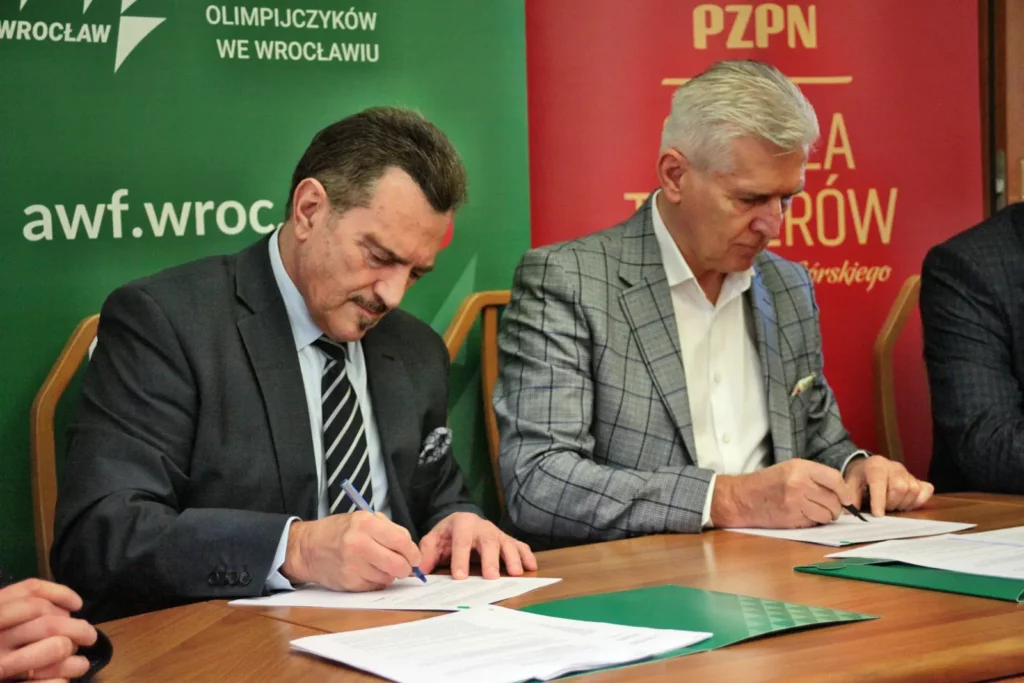 Fot. Adam Stępień - Umowa o współpracy pomiędzy AWF Wrocław a DZPN w sprawie kształcenia trenerów z licencją UEFA