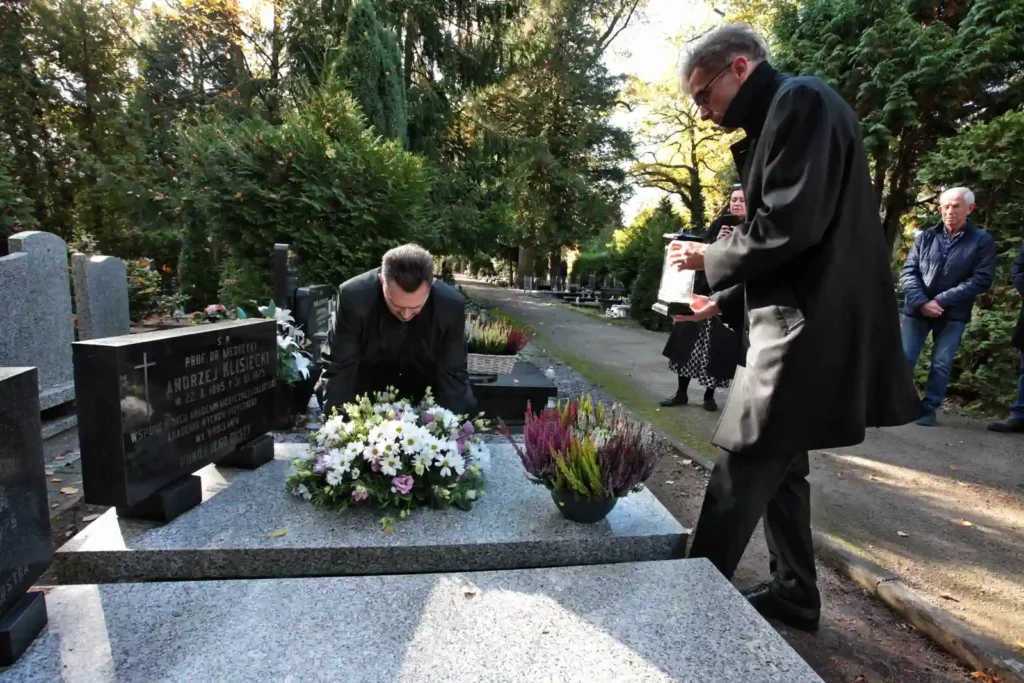 Fot. Adam Stępień - Złożenie kwiatów na grobach prof. Andrzeja Klisieckiego i prof. Zdzisława Zagrobelnego