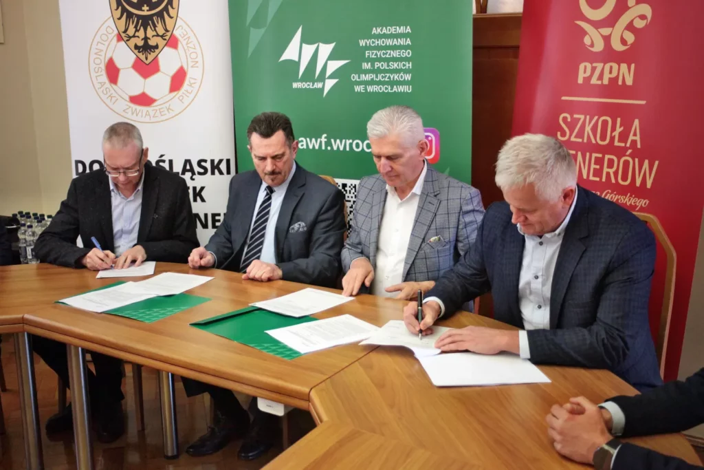 Fot. Adam Stępień - Umowa o współpracy pomiędzy AWF Wrocław a DZPN w sprawie kształcenia trenerów z licencją UEFA