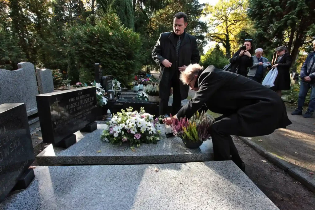 Fot. Adam Stępień - Złożenie kwiatów na grobach prof. Andrzeja Klisieckiego i prof. Zdzisława Zagrobelnego
