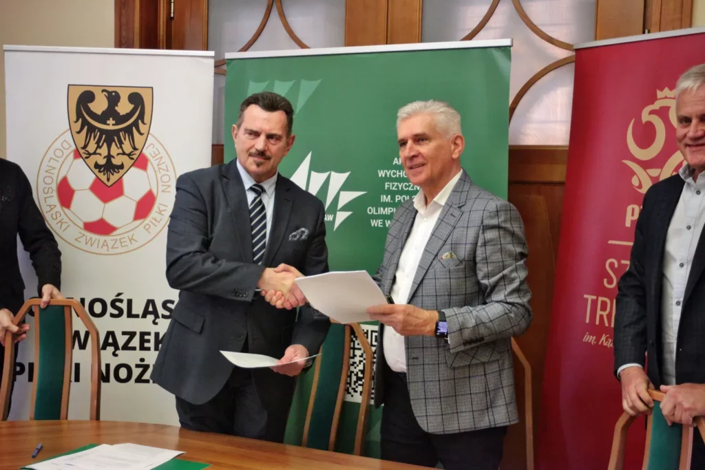 Fot. Adam Stępień - Umowa o współpracy pomiędzy AWF Wrocław a DZPN w sprawie kształcenia trenerów z licencją UEFA