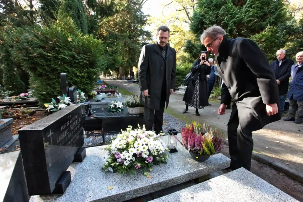 Fot. Adam Stępień - Złożenie kwiatów na grobach prof. Andrzeja Klisieckiego i prof. Zdzisława Zagrobelnego