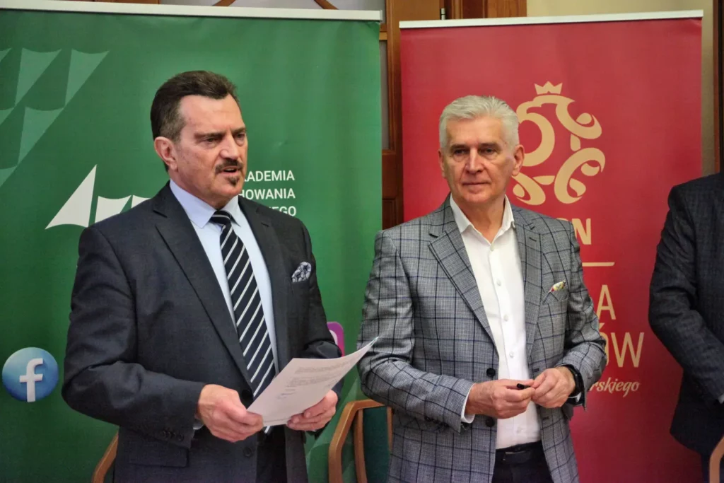 Fot. Adam Stępień - Umowa o współpracy pomiędzy AWF Wrocław a DZPN w sprawie kształcenia trenerów z licencją UEFA