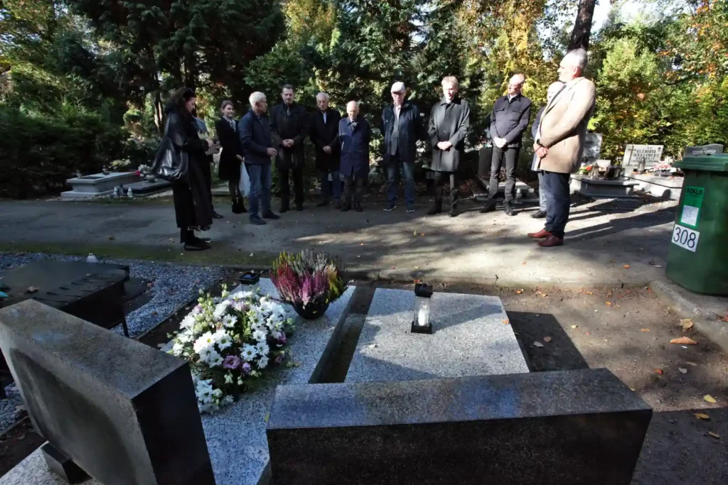 Fot. Adam Stępień - Złożenie kwiatów na grobach prof. Andrzeja Klisieckiego i prof. Zdzisława Zagrobelnego