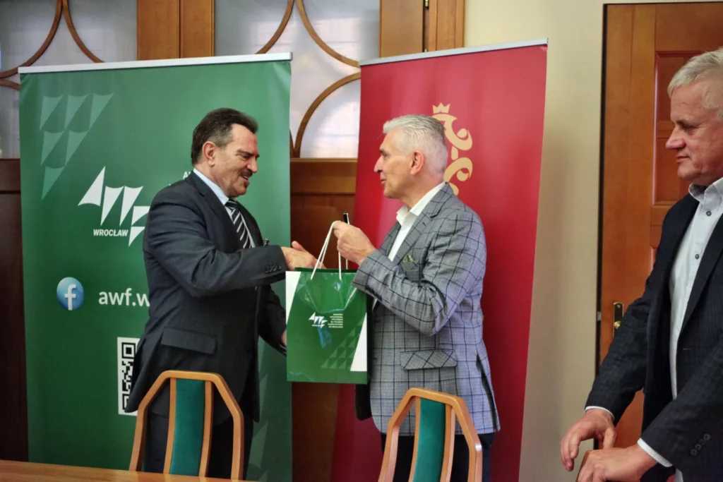 Fot. Adam Stępień - Umowa o współpracy pomiędzy AWF Wrocław a DZPN w sprawie kształcenia trenerów z licencją UEFA