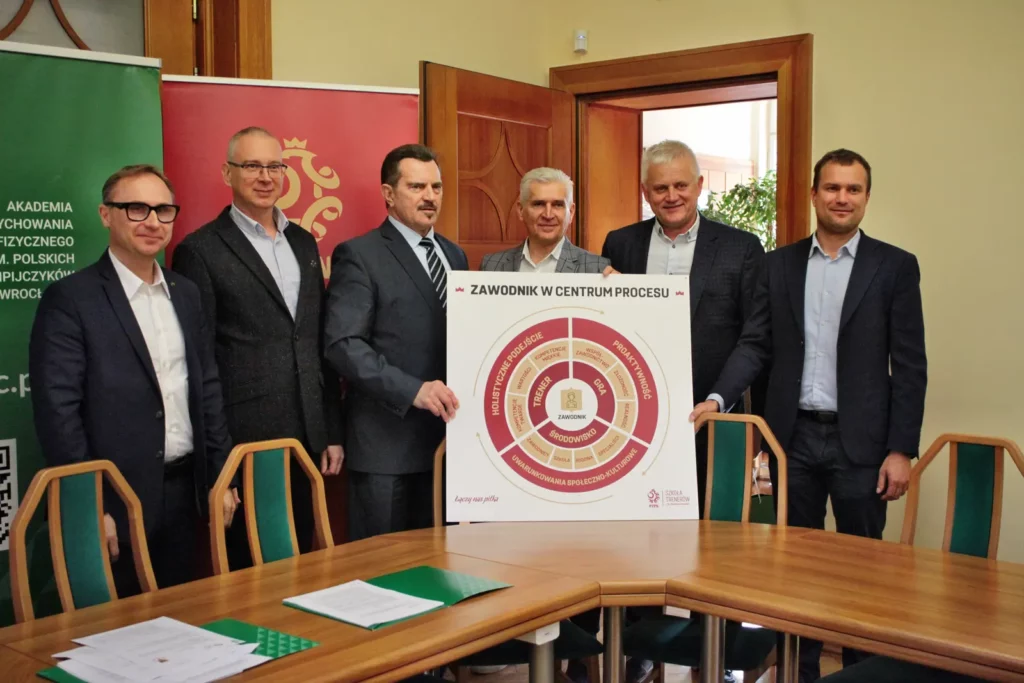 Fot. Adam Stępień - Umowa o współpracy pomiędzy AWF Wrocław a DZPN w sprawie kształcenia trenerów z licencją UEFA