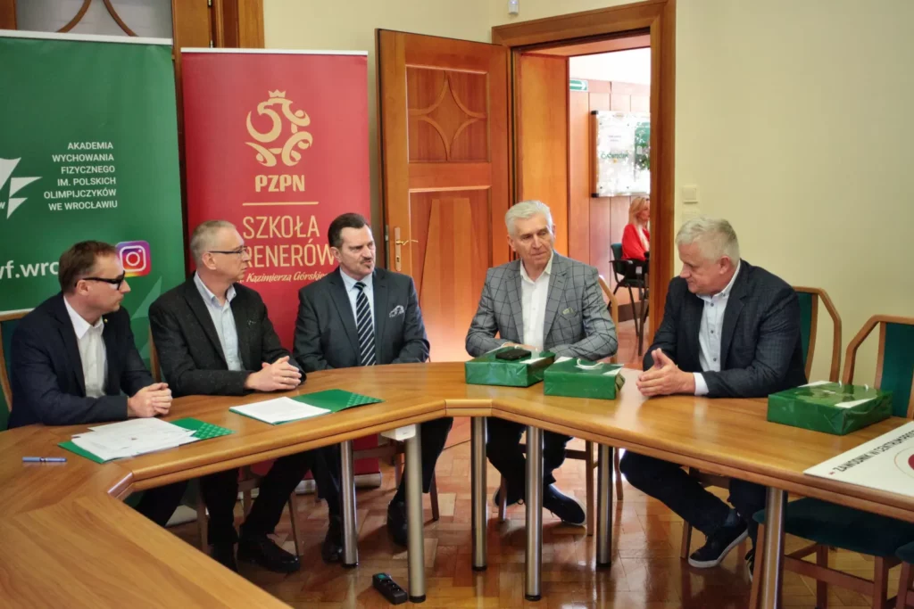 Fot. Adam Stępień - Umowa o współpracy pomiędzy AWF Wrocław a DZPN w sprawie kształcenia trenerów z licencją UEFA