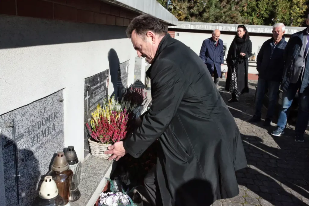 Fot. Adam Stępień - Złożenie kwiatów na grobach prof. Andrzeja Klisieckiego i prof. Zdzisława Zagrobelnego