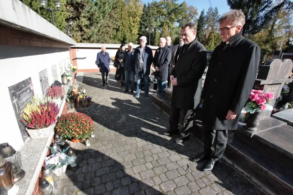 Fot. Adam Stępień - Złożenie kwiatów na grobach prof. Andrzeja Klisieckiego i prof. Zdzisława Zagrobelnego