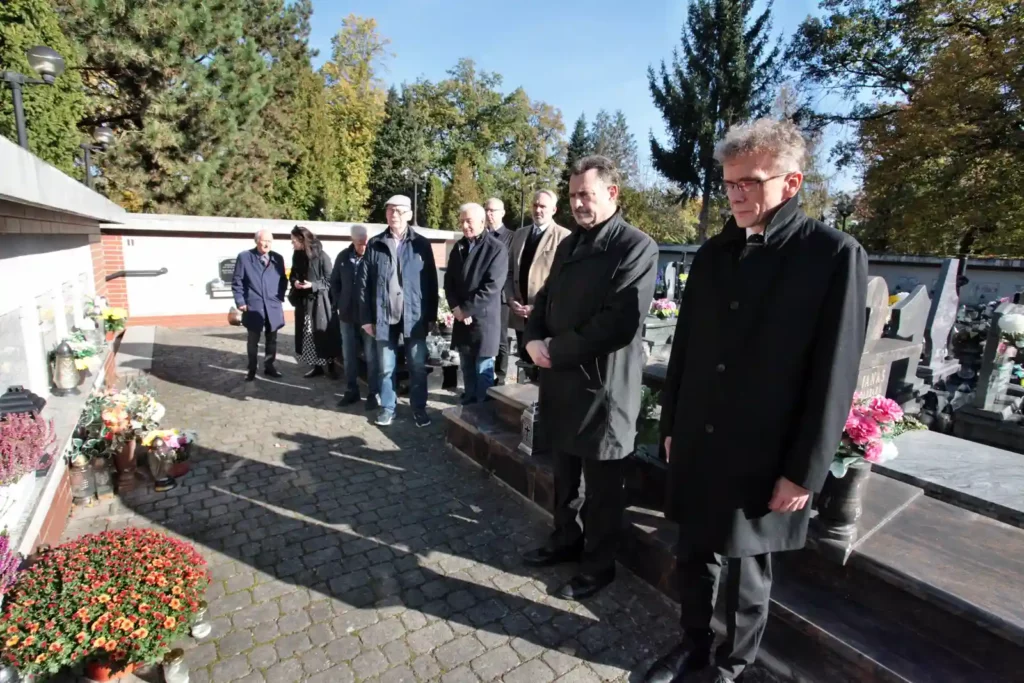 Fot. Adam Stępień - Złożenie kwiatów na grobach prof. Andrzeja Klisieckiego i prof. Zdzisława Zagrobelnego