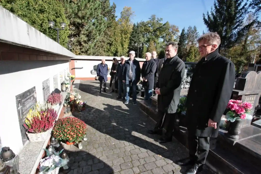 Fot. Adam Stępień - Złożenie kwiatów na grobach prof. Andrzeja Klisieckiego i prof. Zdzisława Zagrobelnego