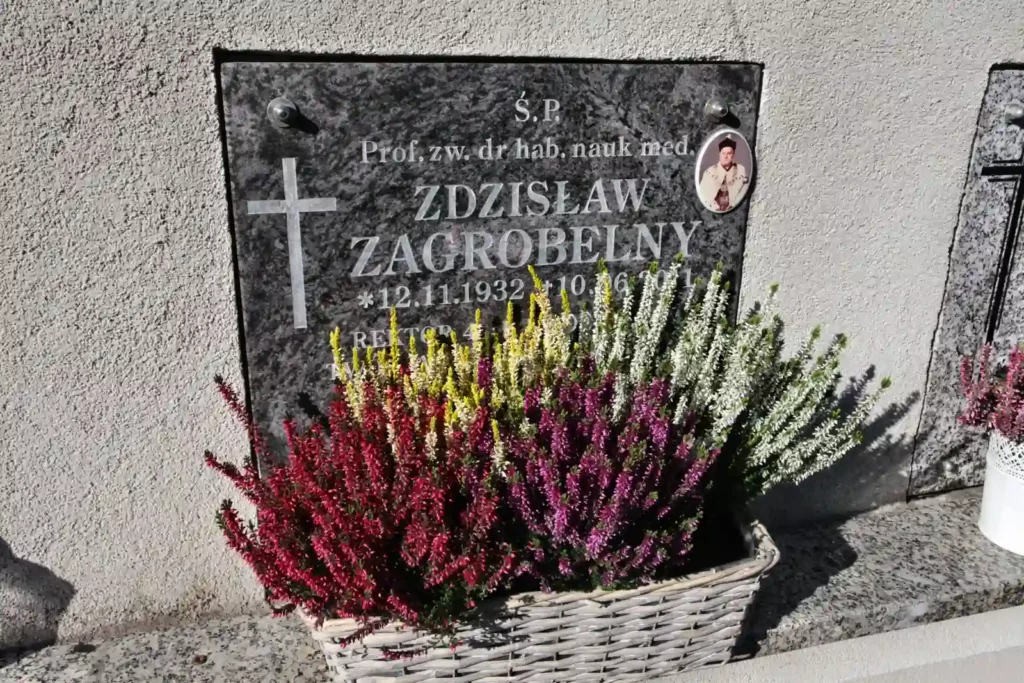 Fot. Adam Stępień - Złożenie kwiatów na grobach prof. Andrzeja Klisieckiego i prof. Zdzisława Zagrobelnego