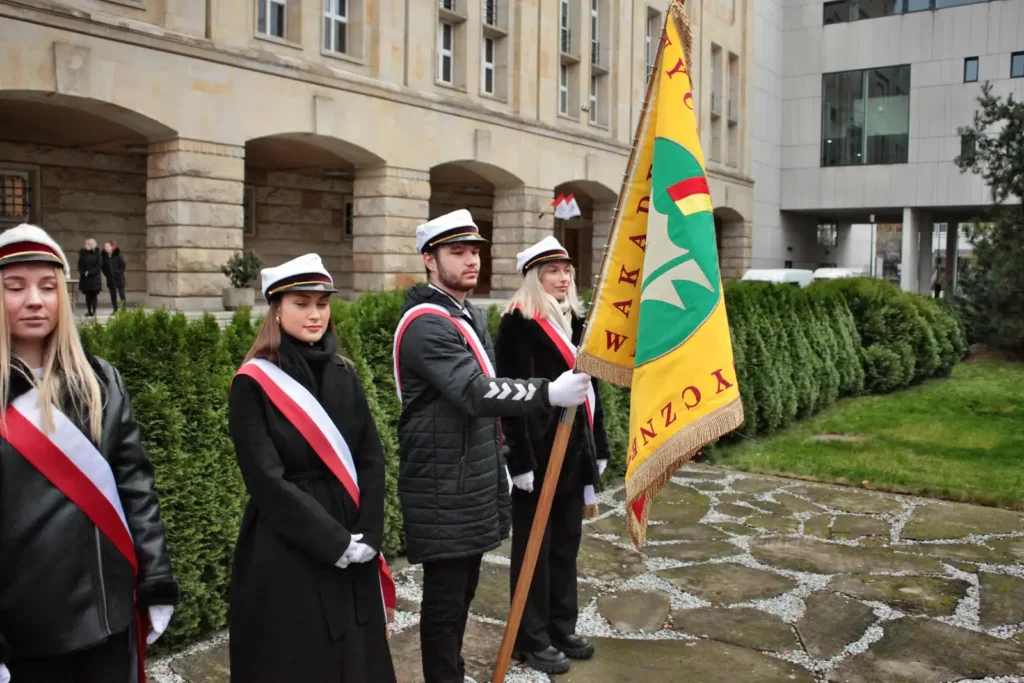 Fot. Adam Stępień - Święto Nauki we Wrocławiu - Złożenie kwiatów pod pomnikiem Profesorów Lwowskich