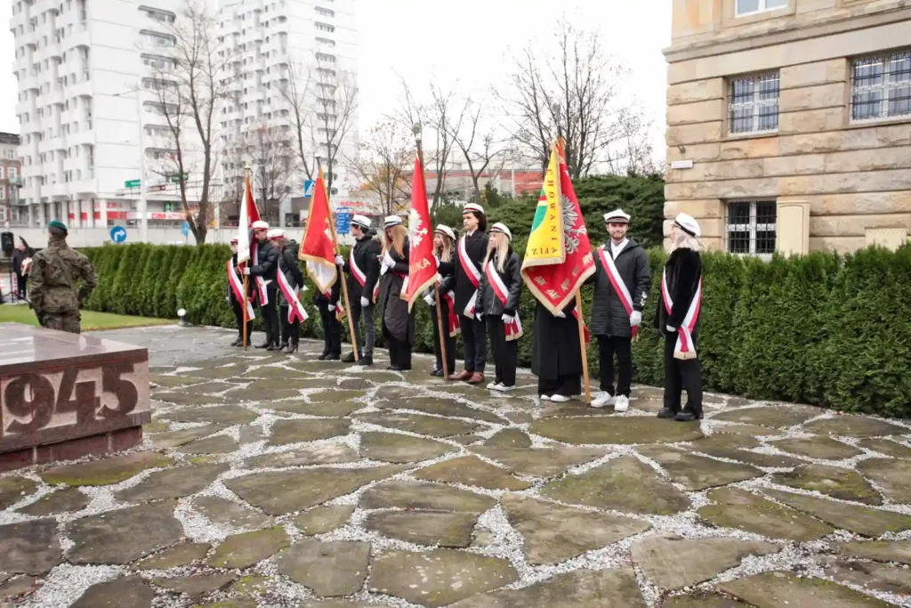 Fot. Adam Stępień - Święto Nauki we Wrocławiu - Złożenie kwiatów pod pomnikiem Profesorów Lwowskich