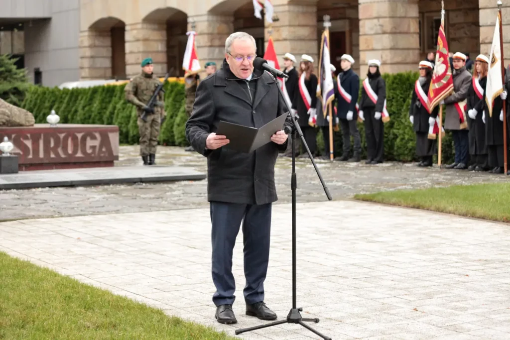 Fot. Adam Stępień - Święto Nauki we Wrocławiu - Złożenie kwiatów pod pomnikiem Profesorów Lwowskich