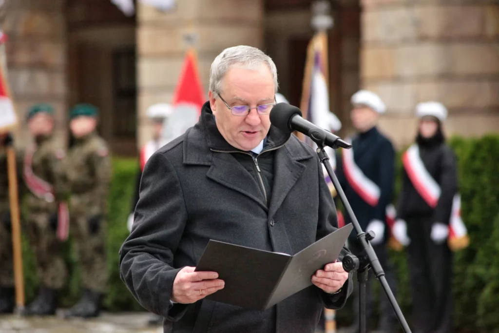 Fot. Adam Stępień - Święto Nauki we Wrocławiu - Złożenie kwiatów pod pomnikiem Profesorów Lwowskich