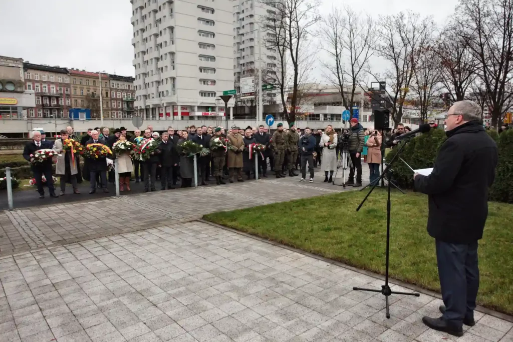 Fot. Adam Stępień - Święto Nauki we Wrocławiu - Złożenie kwiatów pod pomnikiem Profesorów Lwowskich
