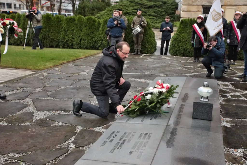 Fot. Adam Stępień - Święto Nauki we Wrocławiu - Złożenie kwiatów pod pomnikiem Profesorów Lwowskich
