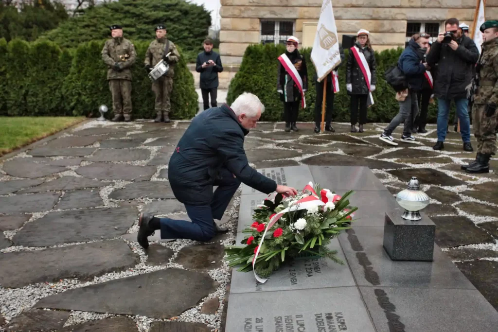 Fot. Adam Stępień - Święto Nauki we Wrocławiu - Złożenie kwiatów pod pomnikiem Profesorów Lwowskich