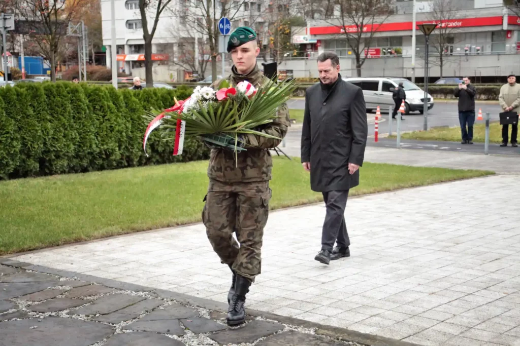 Fot. Adam Stępień - Święto Nauki we Wrocławiu - Złożenie kwiatów pod pomnikiem Profesorów Lwowskich