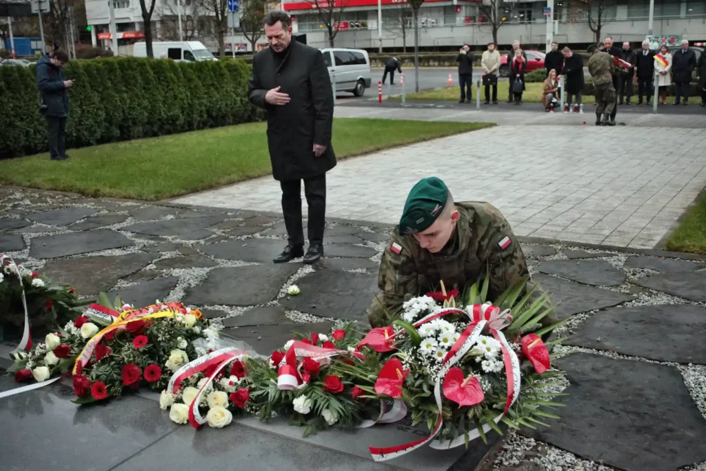 Fot. Adam Stępień - Święto Nauki we Wrocławiu - Złożenie kwiatów pod pomnikiem Profesorów Lwowskich