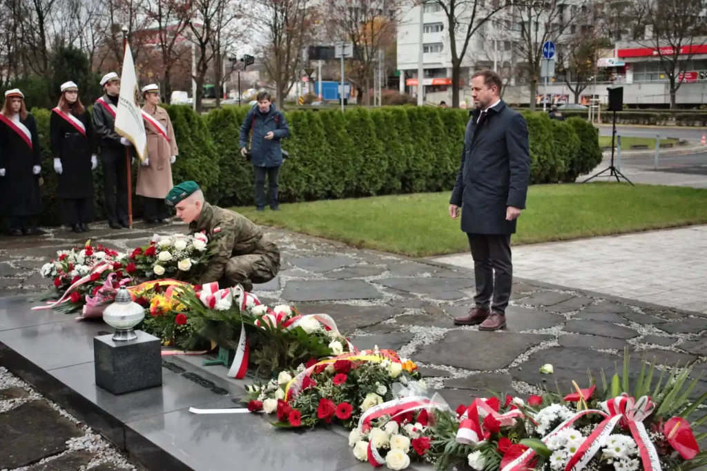 Fot. Adam Stępień - Święto Nauki we Wrocławiu - Złożenie kwiatów pod pomnikiem Profesorów Lwowskich