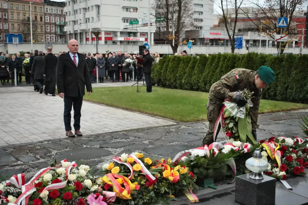 Fot. Adam Stępień - Święto Nauki we Wrocławiu - Złożenie kwiatów pod pomnikiem Profesorów Lwowskich