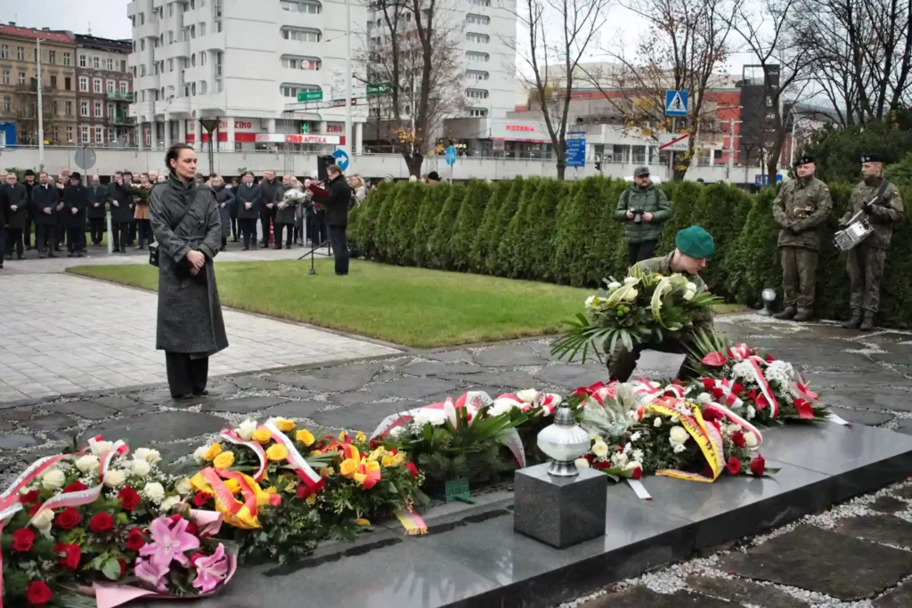 Fot. Adam Stępień - Święto Nauki we Wrocławiu - Złożenie kwiatów pod pomnikiem Profesorów Lwowskich