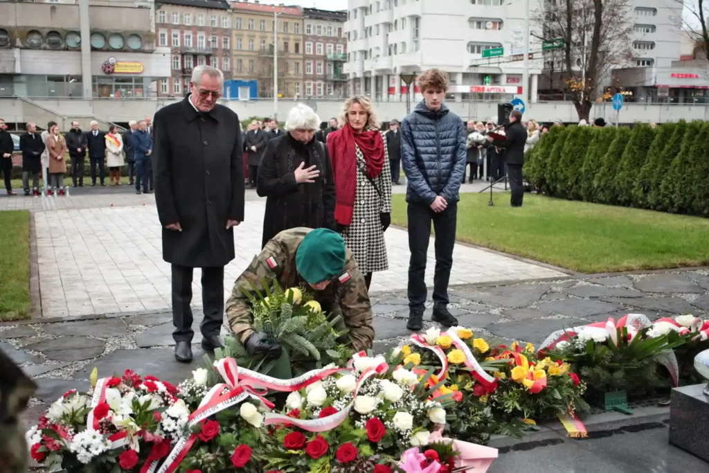 Fot. Adam Stępień - Święto Nauki we Wrocławiu - Złożenie kwiatów pod pomnikiem Profesorów Lwowskich