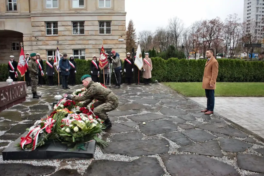 Fot. Adam Stępień - Święto Nauki we Wrocławiu - Złożenie kwiatów pod pomnikiem Profesorów Lwowskich