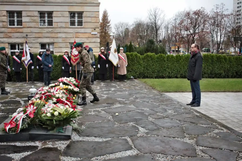 Fot. Adam Stępień - Święto Nauki we Wrocławiu - Złożenie kwiatów pod pomnikiem Profesorów Lwowskich
